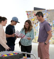 Visiteurs jouant dans une salle d'exposition